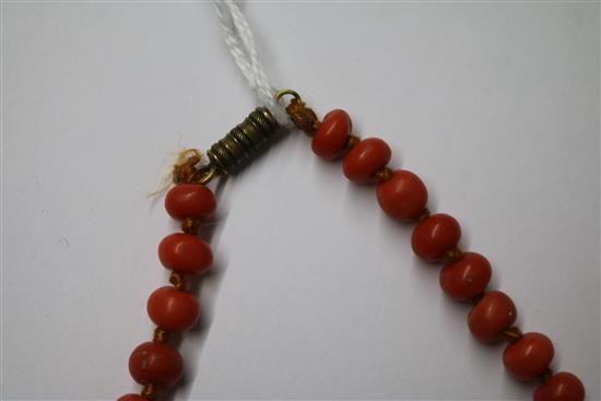 A single strand graduated coral bead necklace, gross weight 54 grams, 40cm.